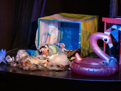 Szene aus dem Theaterstük Lily feiert Geburtstag - und Plastik feiert mit