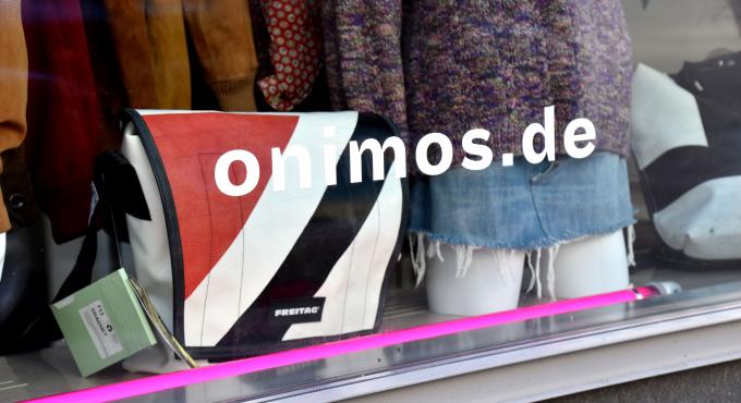 Onimos bietet Slow Fashion in Augsburg: Second Hand, Vintage und faire Label. Foto Cynthia Matuszewski