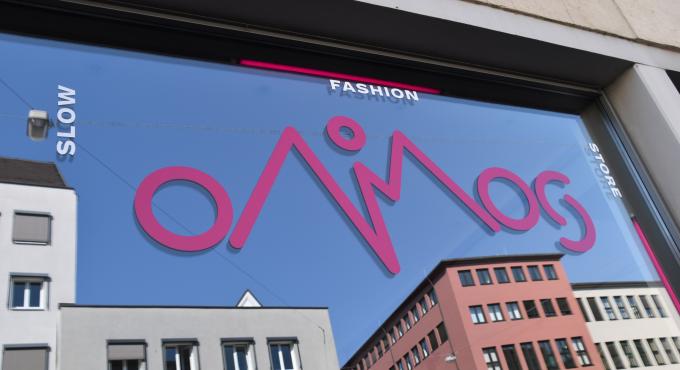 Onimos bietet Slow Fashion in Augsburg: Second Hand, Vintage und faire Label. Foto Cynthia Matuszewski