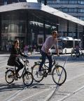Fahrradfahren auf dem Augsburger Königsplatz, Foto: Cynthia Matuszewski 