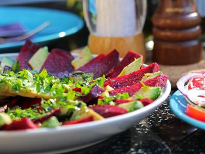 Ein appetlich angerichteter Rote-Beete-Salat. Foto: KRiemer, Pixabay