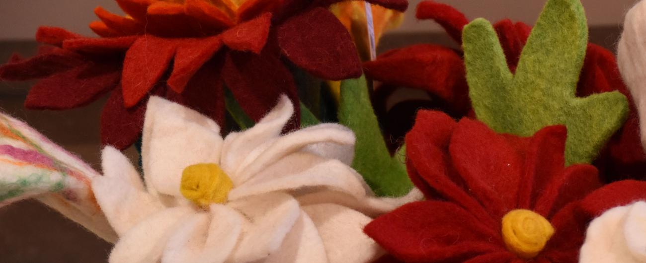 Zum Sortiment der Weltläden gehören auch gefilzte Blumen. Foto Cynthia Matuszewski 