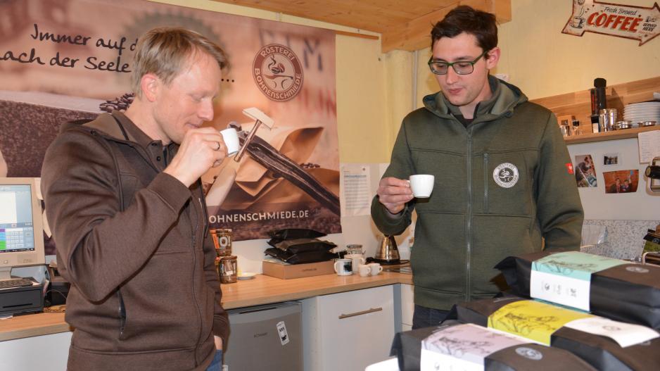 Kaffee-Tasting mit Stefan Steidle und Max Schmid von der Wehringer Kaffeerösterei Bohnenschmiede. Foto: Annika Müller